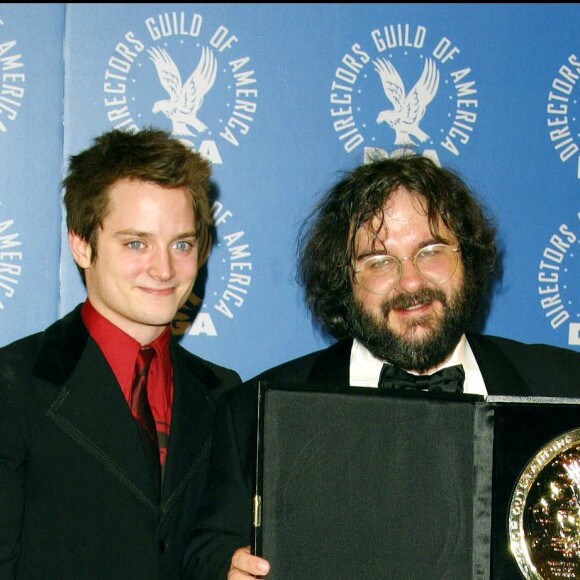 "ELIJAH WOOD" ET LE REALISATEUR "PETER JACKSON" PRESS ROOM DU 56EME DIRECTORS GUILD OF AMERICA A L' HOTEL CENTURY PLAZA EN CALIFORNIE "PLEIN PIED" HOMME ACTEUR TROPHEE Directors Guild Of America, 56th Annual Awards, Press Room. Century Plaza Hotel, Century City , Calif 2/7/04 Peter Jackson & Elijah Wood 