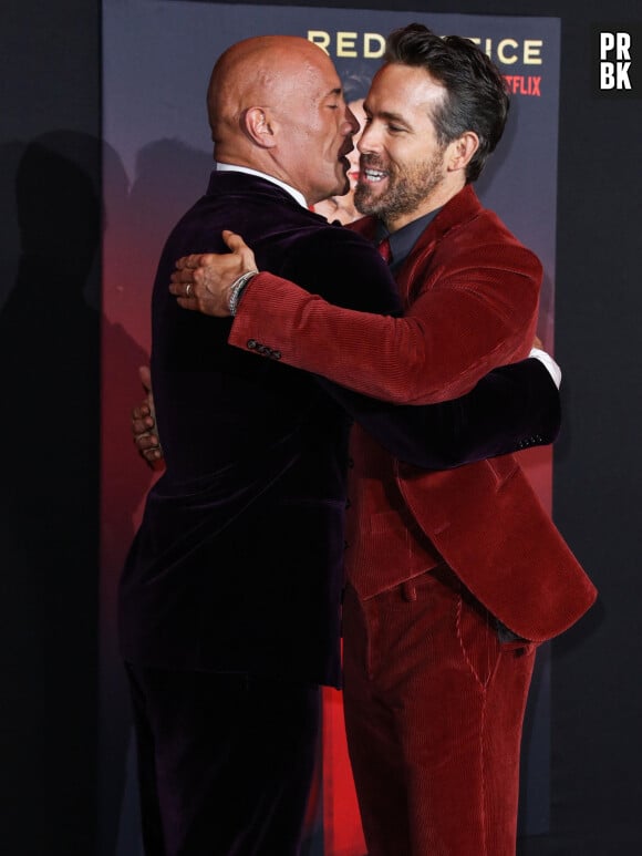 Dwayne Johnson, Ryan Reynolds à la première du film "Red Notice" à Los Angeles, le 3 novembre 2021.