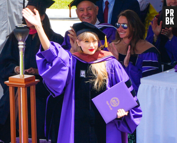 Taylor Swift reçoit un diplôme honorifique de NYU au Yankee Stadium de New York le 18 mai 2022.