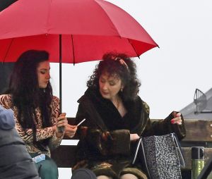 Marisa Abela et Lesley Manville tournent le biopic consacré à Amy Winehouse, "Back to Black" dans le parc de Primrose Hill à Londres, le 22 février 2023.