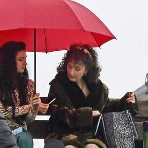 Marisa Abela et Lesley Manville tournent le biopic consacré à Amy Winehouse, "Back to Black" dans le parc de Primrose Hill à Londres, le 22 février 2023.