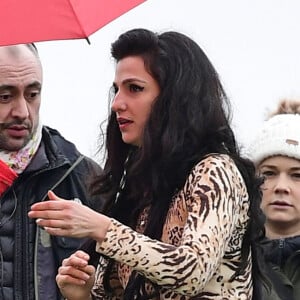 Marisa Abela et Lesley Manville tournent le biopic consacré à Amy Winehouse, "Back to Black" dans le parc de Primrose Hill à Londres, le 22 février 2023. Marisa Abela interprète le rôle de la chanteuse tandis que Lesley Manville joue celui de sa grand-mère, Cynthia.