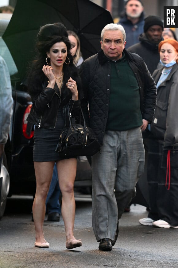 Marisa Abela et Eddie Marsan sur le tournage du biopic d'Amy Winehouse "Back To Black" dans le quartier de Soho à Londres, Royaume Uni, le 16 janvier 2023.