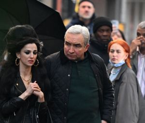 Marisa Abela et Eddie Marsan sur le tournage du film sur Amy Winehouse "Back To Black" dans le quartier de Soho à Londres, Royaume Uni, le 16 janvier 2023.