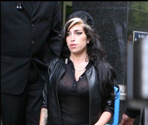 Amy Winehouse quitte le tribunal de Westminster à Londres après avoir été déclarée non coupable d'avoir frappé une fan