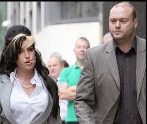 Amy Winehouse à son arrivée à son procès à Londres, accusée d'avoir frappé une fan