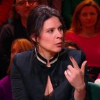 "Ça m'a posé un problème..." : "écoeurée", Apolline de Malherbe s'en prend à Emmanuel Macron dans Quelle époque