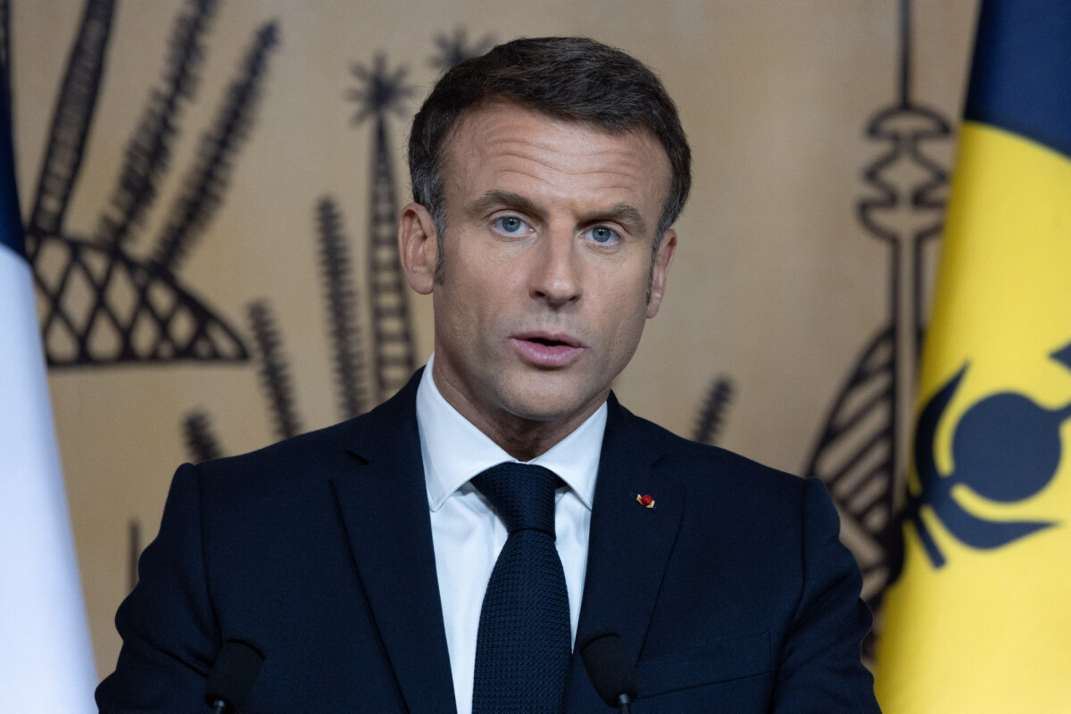 Photo : Le président français Emmanuel Macron remet les insignes de ...