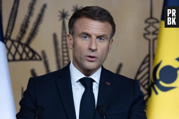 Le président français Emmanuel Macron remet les insignes de commandeur de la Légion d'honneur à Marie-Claude Tjibaou, veuve du dirigeant kanak assassiné J.M.Tjibaou, lors d'une cérémonie à Nouméa, Nouvelle-Calédonie, le 24 juillet 2023. © Raphaël Lafargue / Pool / Bestimage 