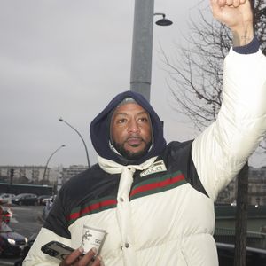 Il en a profité pour tacler Damso et Nekfeu.
Au lendemain de la diffusion du reportage "Complément d'enquête " sur l'animateur Cyril Hanouna, l'animateur a tenu à réagir ce vendredi 1er décembre 2023, sur le parvis de France Télévision en enregistrant une mystérieuse séquence de Touche pas à mon poste. Et à la surprise des quelques fans de TPMP présents, le rappeur Booba s'est invitée à ce rassemblement, à Paris, France, 1er décembre 2023. © Jack Tribeca/bestimage