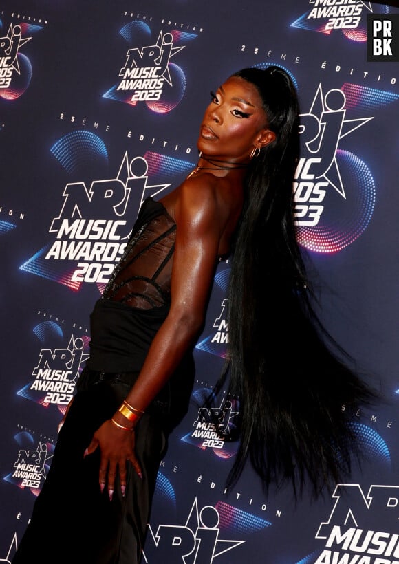 La drag-queen Keiona (Kevin Kouassi) au photocall de la 25ème cérémonie des "NRJ Music Awards (NMA)" à Cannes le 10 novembre 2023. © Dominique Jacovides/Bestimage