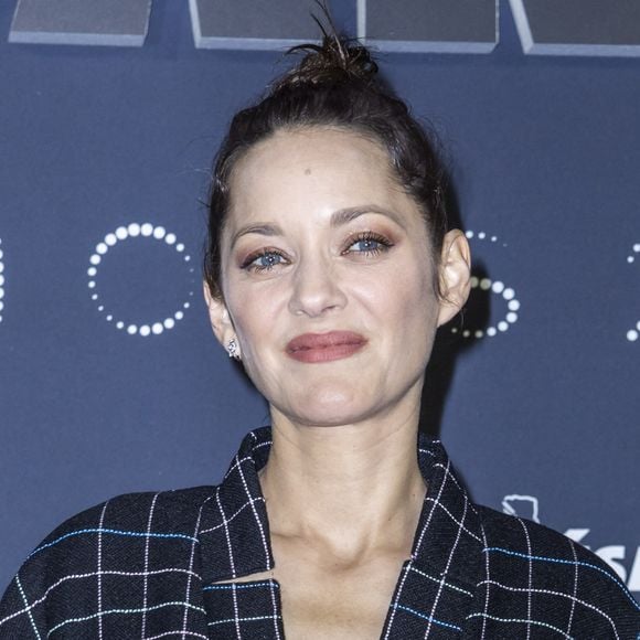 Marion Cotillard au photocall du dîner César Révélations 2024 à L'Élysée Montmartre à Paris le 15 janvier 2024. © Olivier Borde / Bestimage  Photocall of the César Revelation 2024 dinner at L'Élysée Montmartre in Paris on 15 January 2024. 