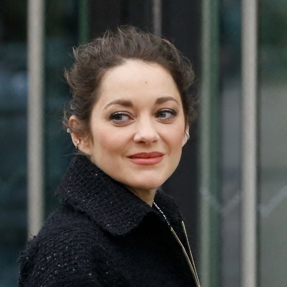 Marion Cotillard - Arrivées au défilé Chanel Haute Couture printemps / été 2023 lors de la fashion week à Paris le 24 janvier 2023. © Christophe Clovis / Veeren / Bestimage  Arrivals at Chanel Haute Couture spring/summer 2023 show at Paris Fashion Week 