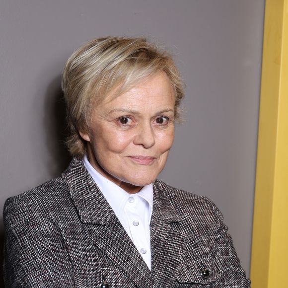 Exclusif - Portrait de Muriel Robin en marge du dévoilement du timbre Michel Legrand réalisé par l'artiste Mathieu Persan (Vente anticipée le 23/02, vente général le 24/02 Tirage : 705 000) à la librairie "Le Carré d'Encre" à Paris le 12 décembre 2023. © Denis Guignebourg / Bestimage  Exclusive - No web en Suisse / Belgique Celebs during Unveiling of the Michel Legrand stamp at the "Le Carré d'Encre" bookshop in Paris on 12 December 2023.