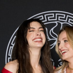 Anne Hathaway;Beatrice Vendramin - Les célébrités au défilé Versace collection automne/hiver 2024-2025 lors de la fashion week de Milan, le 23 février 2024.