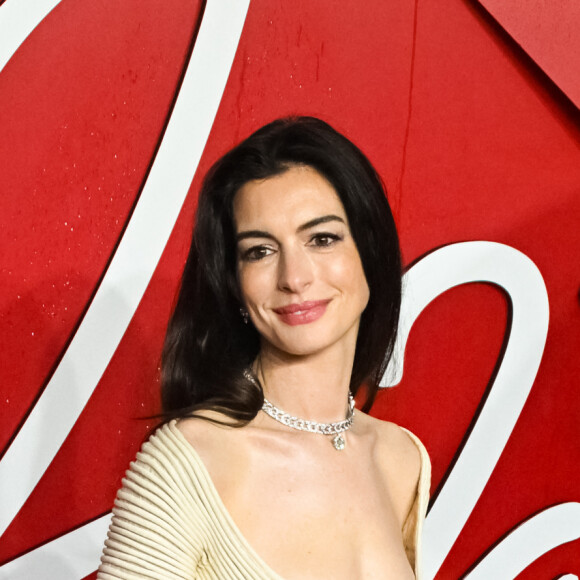 Anne Hathaway - Photocall de la soirée des "British Fashion Awards 2023" au Royal Albert Hall à Londres, le 4 décembre 2023.