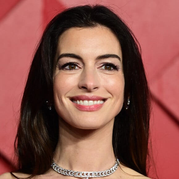 Anne Hathaway - Photocall de la soirée des "British Fashion Awards 2023" au Royal Albert Hall à Londres, le 5 décembre 2023.