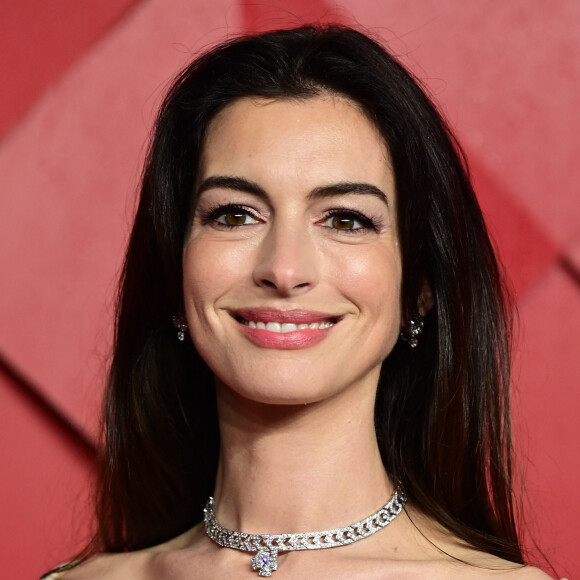 Anne Hathaway - Photocall de la soirée des "British Fashion Awards 2023" au Royal Albert Hall à Londres, le 5 décembre 2023.