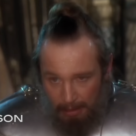 Liam Neeson dans le film Excalibur