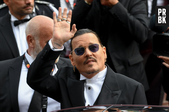 Johnny Depp à la montée des marches de "Jeanne du Barry" lors du 76ème Festival International du Film de Cannes, le 16 mai 2023.