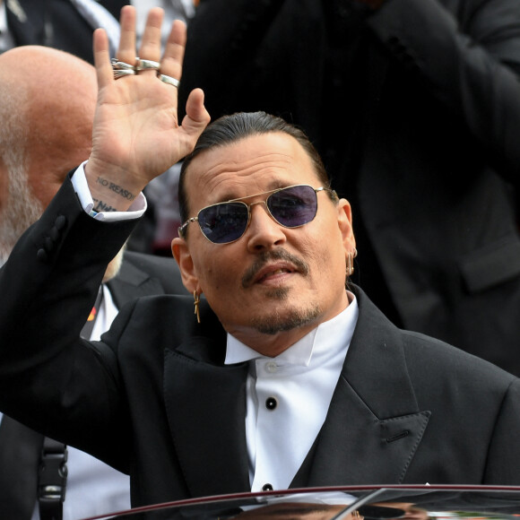 Johnny Depp à la montée des marches de "Jeanne du Barry" lors du 76ème Festival International du Film de Cannes, le 16 mai 2023.