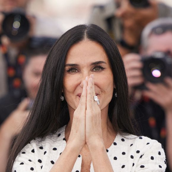 Moove audacieux que l'on retrouve dans ce deuxième film plus décomplexé. Car Coralie Fargeat, se sont enthousiasmés les critiques à Cannes, s'est plu à délivrer une satire du monde du cinéma en la noyant de sang, avec Demi Moore et Margaret Qualley en haut de l'affiche !
Demi Moore - Photocall du film "The Substance" lors du 77ème Festival International du Film de Cannes le 20 mai 2024. Moreau-Jacovides/Bestimage