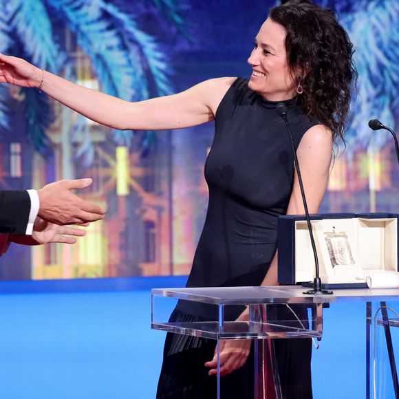 "Vous pensiez avoir tout vu ? Coralie Fargeat vous montre que son univers ne connaît aucune limite"
Coralie Fargeat (Prix du scénario pour " The Substance "), Laurent Lafitte - Cérémonie de clôture du 77ème Festival International du Film de Cannes au Palais des Festivals à Cannes. Le 25 mai 2024. © Borde-Jacovides-Moreau / Bestimage