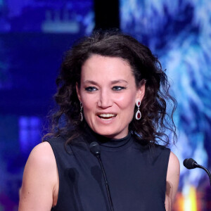 The Substance, c'est le second long-métrage de la cinéaste frenchie Coralie Fargeat, à qui l'on doit le sympa et énervé Revenge, relecture d'un sous-genre du cinéma d'exploitation extrêmement douteux (le rape and revenge, relatant généralement la vengeance sanguinolente d'une victime d'agression sexuelle, ou de ses proches)... A la sauce féministe.
Coralie Fargeat (Prix du scénario pour " The Substance ") - Cérémonie de clôture du 77ème Festival International du Film de Cannes au Palais des Festivals à Cannes. Le 25 mai 2024. © Borde-Jacovides-Moreau / Bestimage