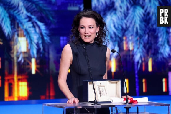 The Substance, c'est le second long-métrage de la cinéaste frenchie Coralie Fargeat, à qui l'on doit le sympa et énervé Revenge, relecture d'un sous-genre du cinéma d'exploitation extrêmement douteux (le rape and revenge, relatant généralement la vengeance sanguinolente d'une victime d'agression sexuelle, ou de ses proches)... A la sauce féministe.
Coralie Fargeat (Prix du scénario pour " The Substance ") - Cérémonie de clôture du 77ème Festival International du Film de Cannes au Palais des Festivals à Cannes. Le 25 mai 2024. © Borde-Jacovides-Moreau / Bestimage