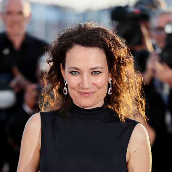 Chose rare dans le cinéma frenchie, cette comédie noire que les spécialistes comparent à La mort vous va si bien (satire mordante et horrifique sur les diktats de beauté réunissant Meryl Streep, Bruce Willis et Goldie Hawn) et Sam Raimi (le papa de la franchise Evil Dead), revendique sa parenté avec un sous-genre très très spécifique : le body horror.
Coralie Fargeat (Prix du scénario pour " The Substance ") - Photocall des palmes lors du 77ème Festival International du Film de Cannes au Palais des Festivals à Cannes. Le 25 mai 2024 © Christophe Clovis / Bestimage