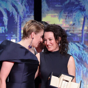 Autrement dit, des films qui basent leur postulat sur la dégénérescence physique, le corps qui se dégrade, les mutations les plus crades. Comme le tout récent et réjouissant Sick of Myself.
Greta Gerwig, Coralie Fargeat (Prix du scénario pour " The Substance ") - Cérémonie de clôture du 77ème Festival International du Film de Cannes au Palais des Festivals à Cannes. Le 25 mai 2024. © Borde-Jacovides-Moreau / Bestimage