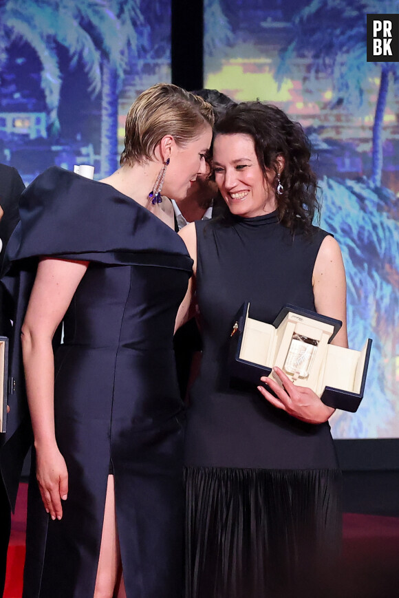 Autrement dit, des films qui basent leur postulat sur la dégénérescence physique, le corps qui se dégrade, les mutations les plus crades. Comme le tout récent et réjouissant Sick of Myself.
Greta Gerwig, Coralie Fargeat (Prix du scénario pour " The Substance ") - Cérémonie de clôture du 77ème Festival International du Film de Cannes au Palais des Festivals à Cannes. Le 25 mai 2024. © Borde-Jacovides-Moreau / Bestimage