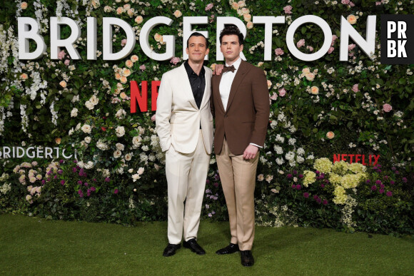 Luke Thompson, Luke Newton à la première de la saison 2 de la série "Bridgerton" à Londres, le 22 mars 2022.