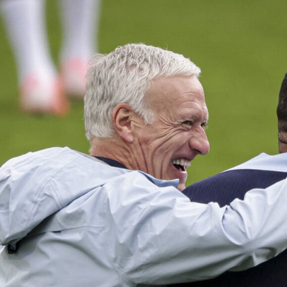 Kylian MBAPPE et Deschamps Didier Head coach FRA - Entraînement de l’équipe de France de football avant son premier match contre l’Autriche au stade Paul-Janes Stadion à Düsseldorf, Allemagne, le 16 juin 2024. © Elyxandro Cegarra/Panoramic/Bestimage