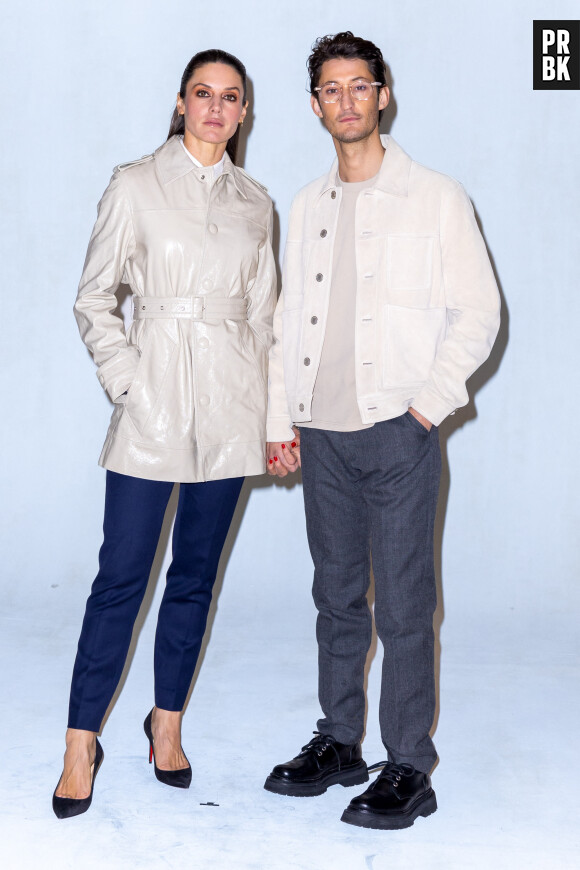 Pierre Niney et sa compagne Natasha Andrews - Photocall du défilé de mode Hommes "AMI" prêt-à-porter automne-hiver 2023/2024 lors de la fashion week de Paris. Le 19 janvier 2023 © Olivier Borde / Bestimage