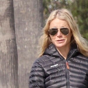 Los Angeles, Californie - EXCLUSIF - Gwyneth Paltrow a été aperçue en train de faire une promenade matinale avec une amie pour commencer sa journée à Los Angeles, portant ses baskets On Cloudrock préférées et une doudoune. Sur la photo : Gwyneth Paltrow