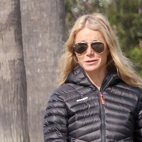 Los Angeles, Californie - EXCLUSIF - Gwyneth Paltrow a été aperçue en train de faire une promenade matinale avec une amie pour commencer sa journée à Los Angeles, portant ses baskets On Cloudrock préférées et une doudoune. Sur la photo : Gwyneth Paltrow