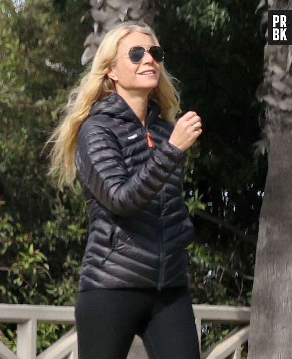 Los Angeles, Californie - Gwyneth Paltrow a été aperçue en train de faire une promenade matinale avec une amie pour commencer sa journée à Los Angeles, portant ses baskets On Cloudrock préférées et une doudoune. Sur la photo : Gwyneth Paltrow