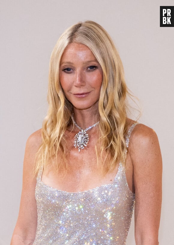 Paltrow Milan Fashion week - Exposition d'ouverture Men S/S 2025 -Swarovski - Masters of Light- toile de fond Milan, Italie 16 juin 2024