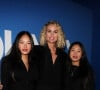 Laeticia Hallyday et ses filles Joy et Jade au photocall du vernissage de l'exposition "Johnny Hallyday, l'exposition" au Palais des Expositions à Paris. Le 21 décembre 2023 © Dominique Jacovides / Bestimage