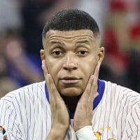 "C'est une honte", "Lamentable" : Kylian Mbappé se fait griller en boîte de nuit pendant le match de l'Equipe de France... Les supporters sont fous de rage !