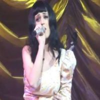 Katy Perry ... sa reprise acoustique de Born This Way de Lady Gaga sur scène à Paris