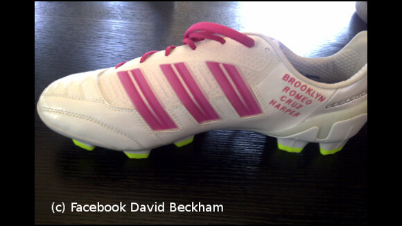 David Beckham raide dingue de sa fille Harper ... il lui dédicace ses baskets (PHOTO)
