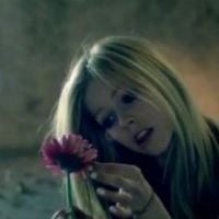 Avril Lavigne : en larmes pour son nouveau clip Wish You Were Here