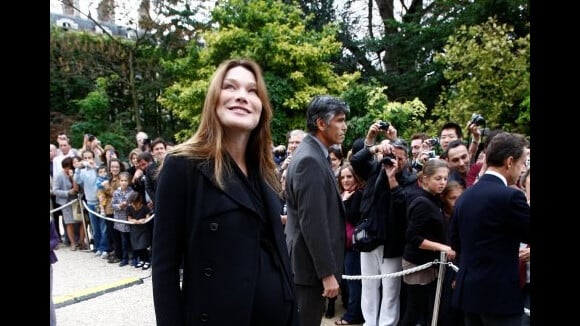 Carla Bruni-Sarkozy enceinte et rayonnante à l’Elysée pour la journée du Patrimoine  (PHOTOS)