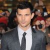 Taylor Lautner en costume gris, on aime