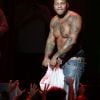 Flo Rida torse nu en concert