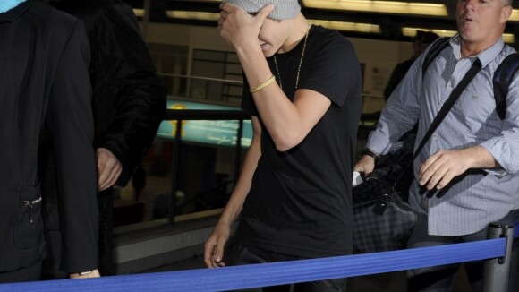 Justin Bieber snobe ses fans à l'aéroport de Nice ... mais s'excuse sur Twitter ! Ouf