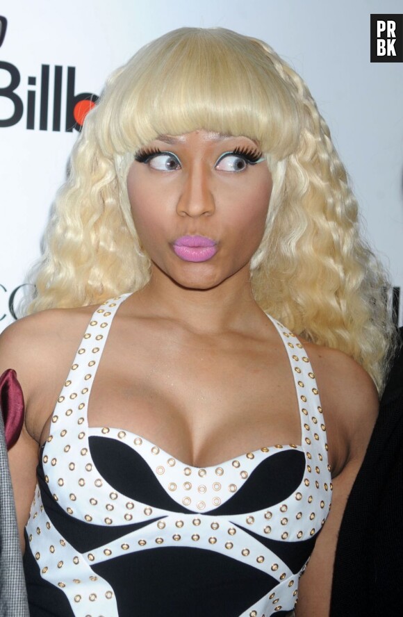 Nicki Minaj aime jeter des regards en coin