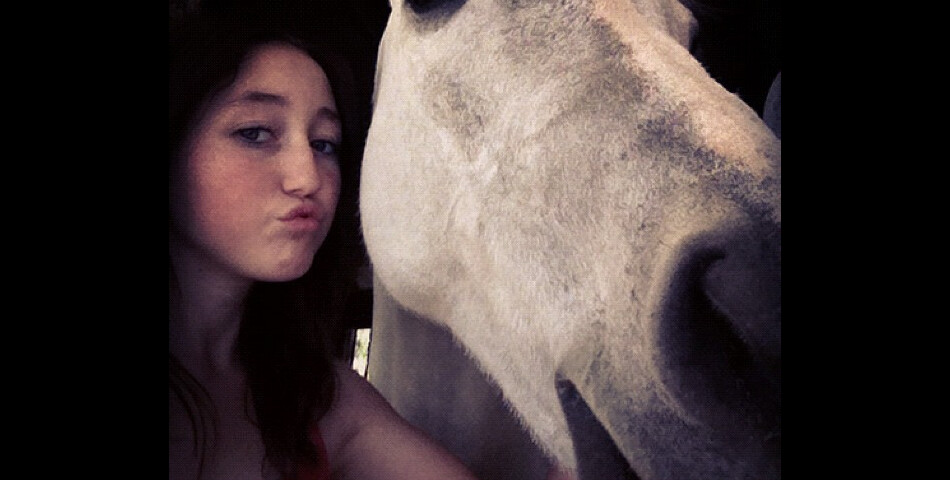 Noah Cyrus adore les chevaux